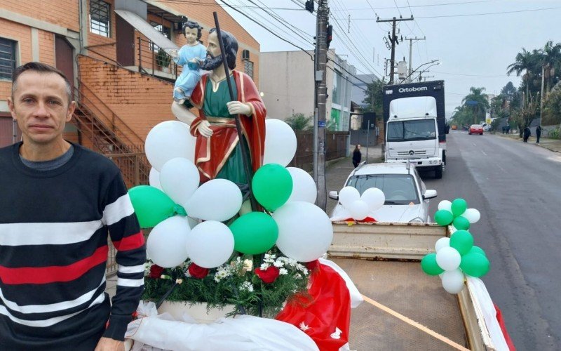  O motorista Ricardo Rogério da Silva, 46 anos, ficou feliz em levar as imagens de São Cristóvão e do menino Jesus. Morador de Campo Bom, é motorista há 25 anos e é a primeira vez que levou as imagens do santo em seu veículo. | abc+