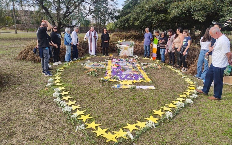 Estrelas, flores e orações marcaram a passagem dos 17 anos do acidente aéreo | abc+