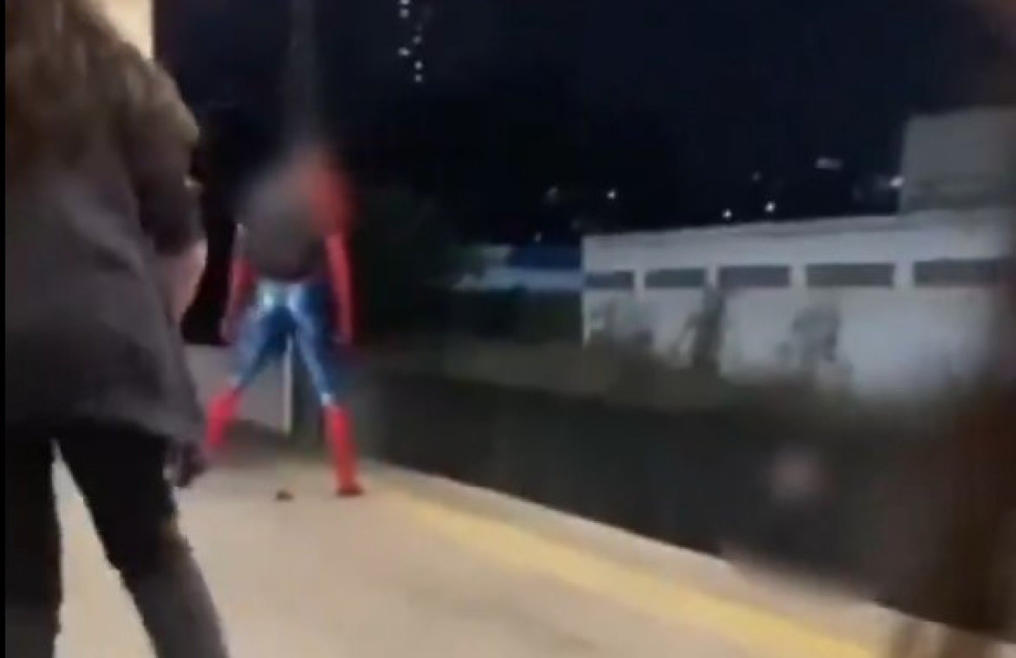 Homem Aranha x Batman: Briga em estação de metrô repercute nas redes; veja vídeo