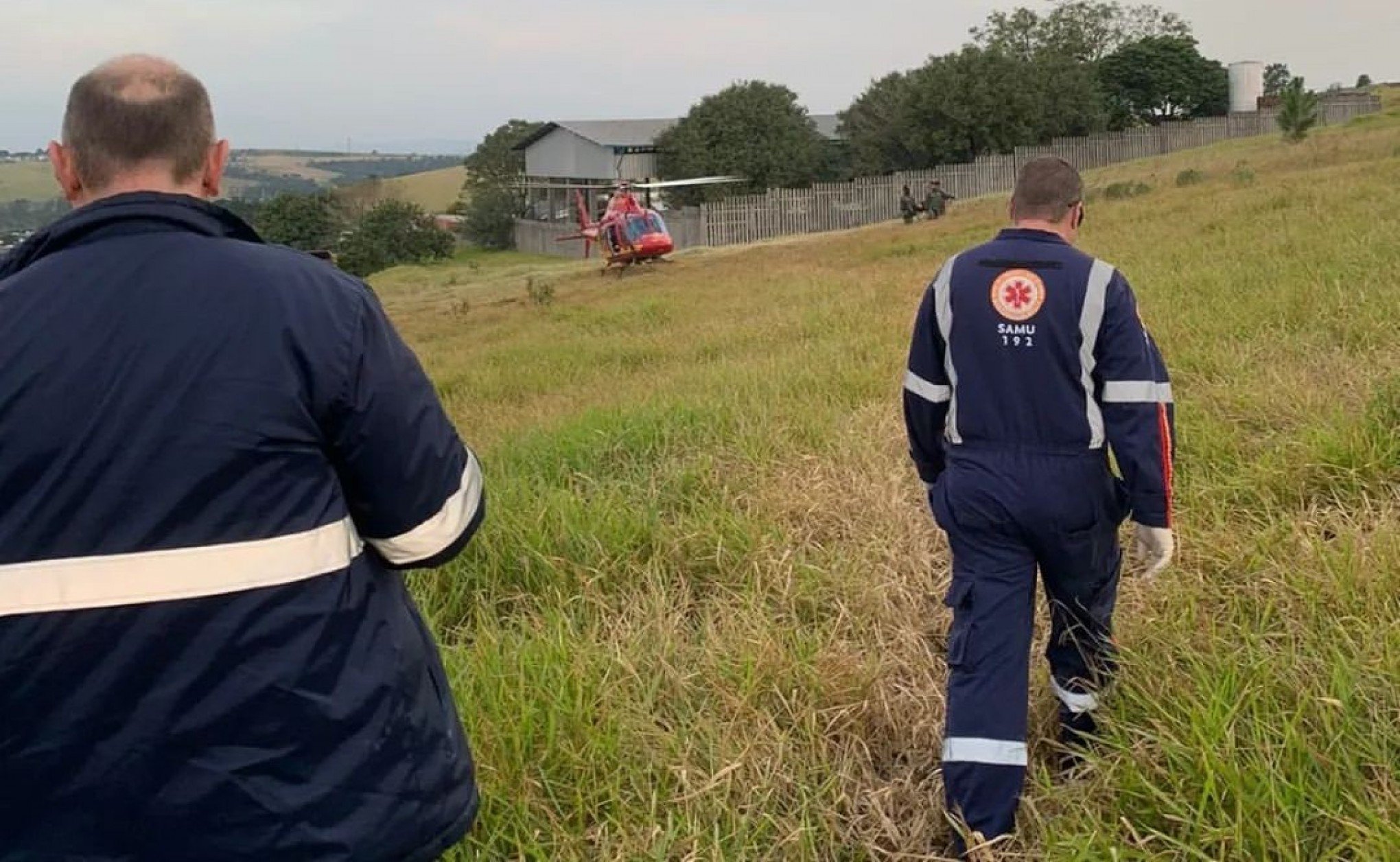 VÍDEO: Motociclista é resgatado de helicóptero após se ferir em trilha no Vale do Sinos