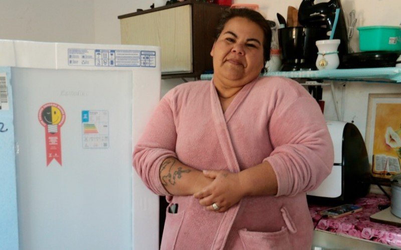 Cristina Santos recebeu a geladeira de portas abertas na manhã desta segunda-feira (22)