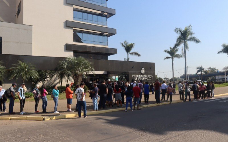 Moradores formaram grande fila em busca de informações 