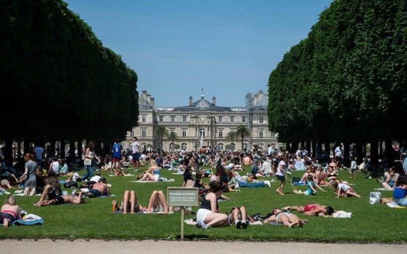 Muitas pessoas visitam o Jardin du Luxembourg, que conta com o senado (ao fundo) | abc+