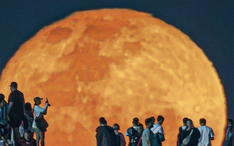 Fotógrafo registra aparição de Lua cheia gigante e alaranjada na pedra do Arpoador, no Rio de Janeiro | abc+