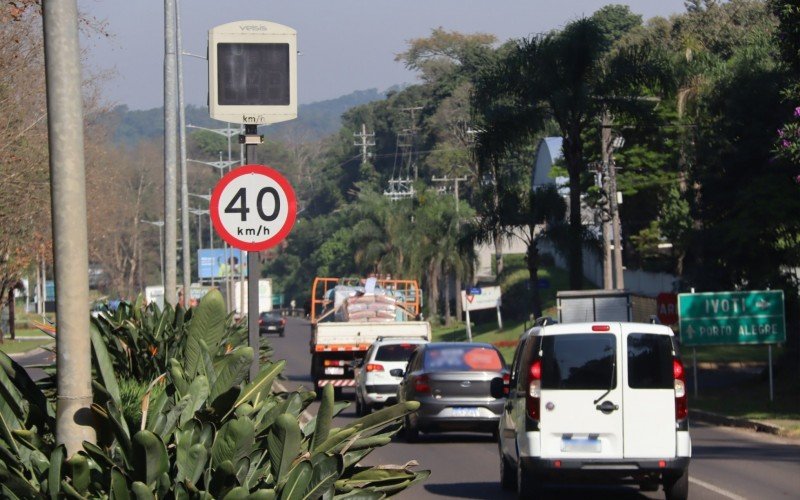 Controlador eletrônico de velocidade [radar fixo] deve ficar desligado até setembro, conforme o Dnit