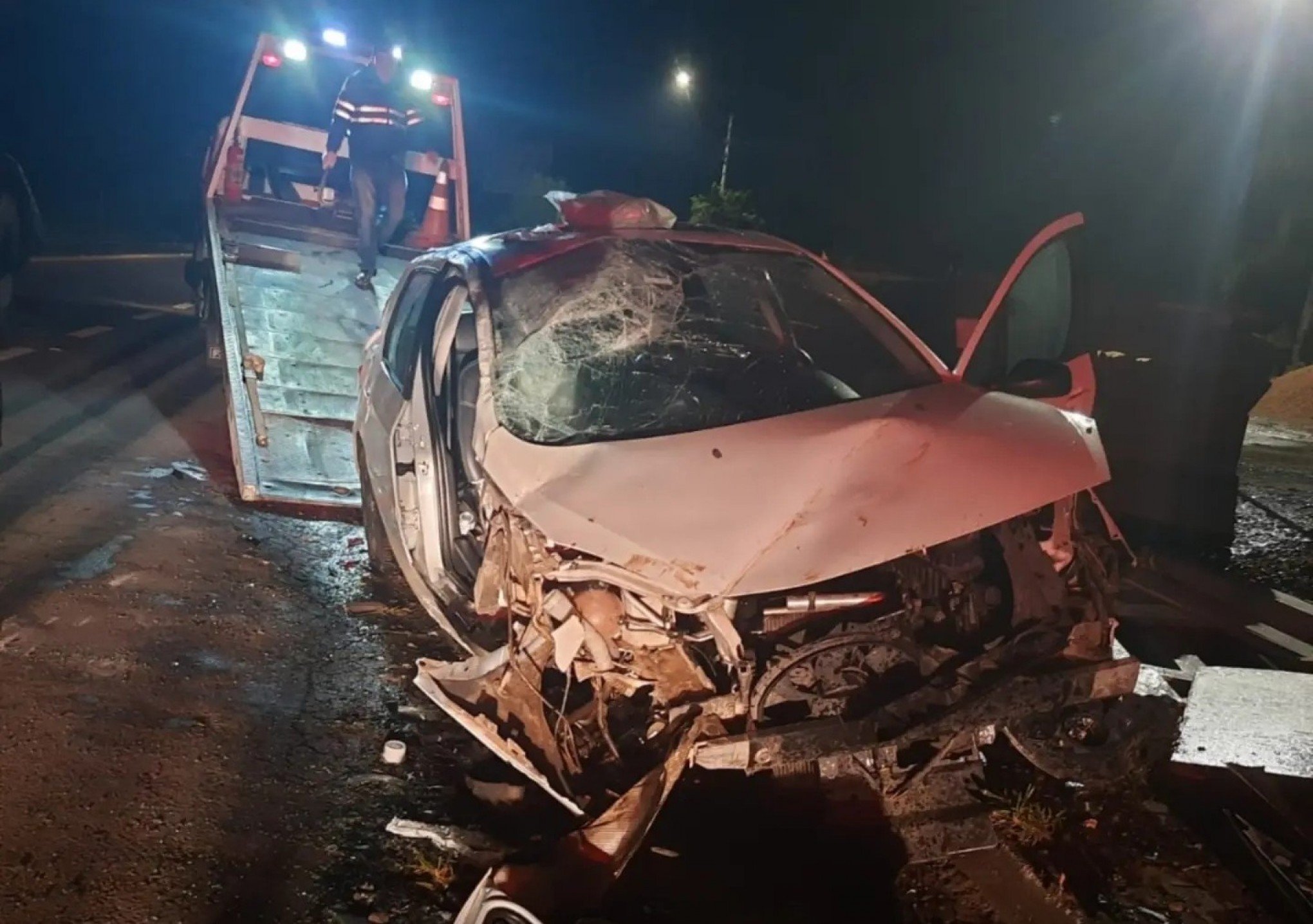 RS-115: Mulher fica presa às ferragens e carro destruído após acidente no Vale do Paranhana