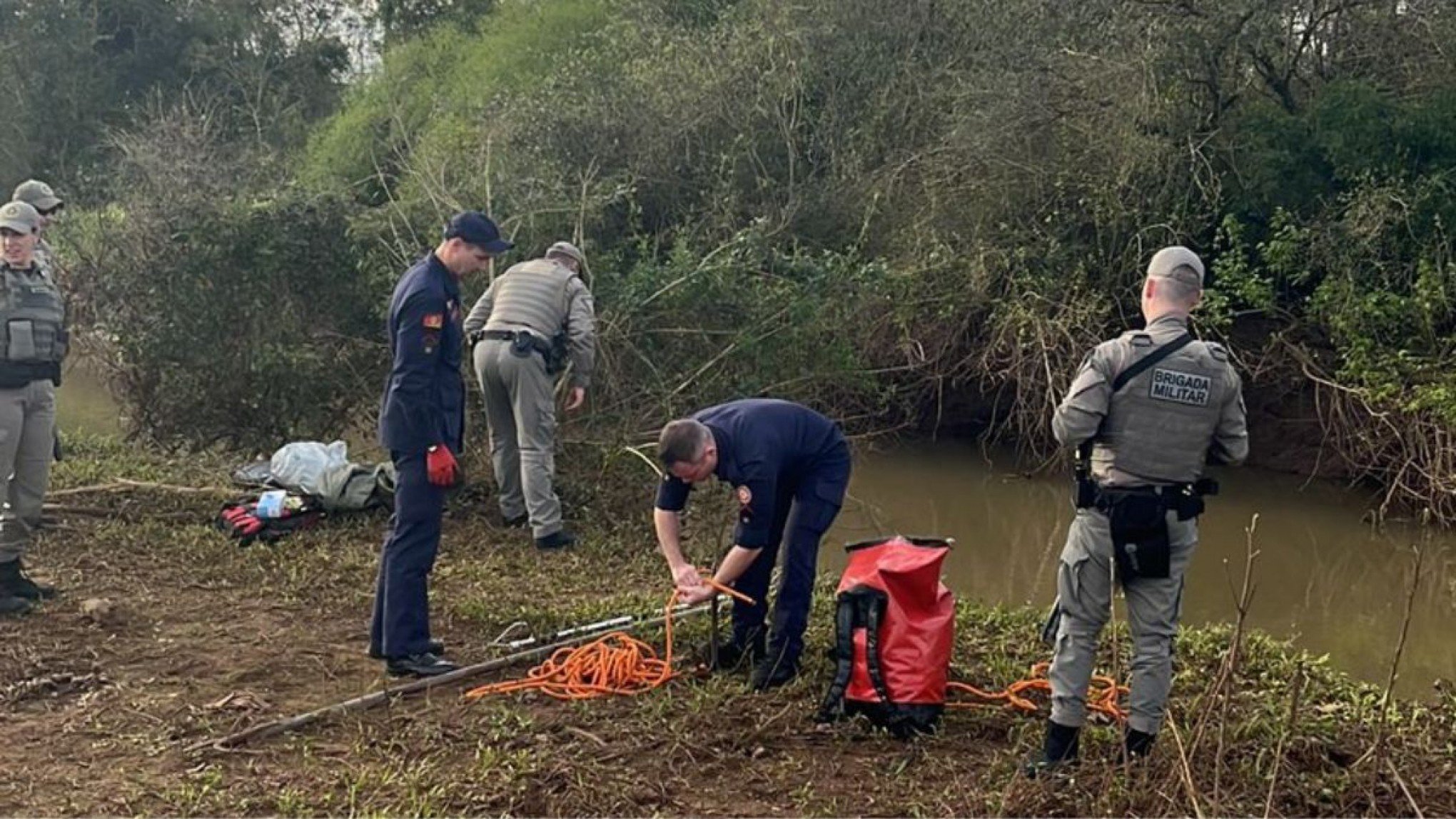 Mão boiando em arroio leva bombeiros a descobrir cadáver em Venâncio Aires