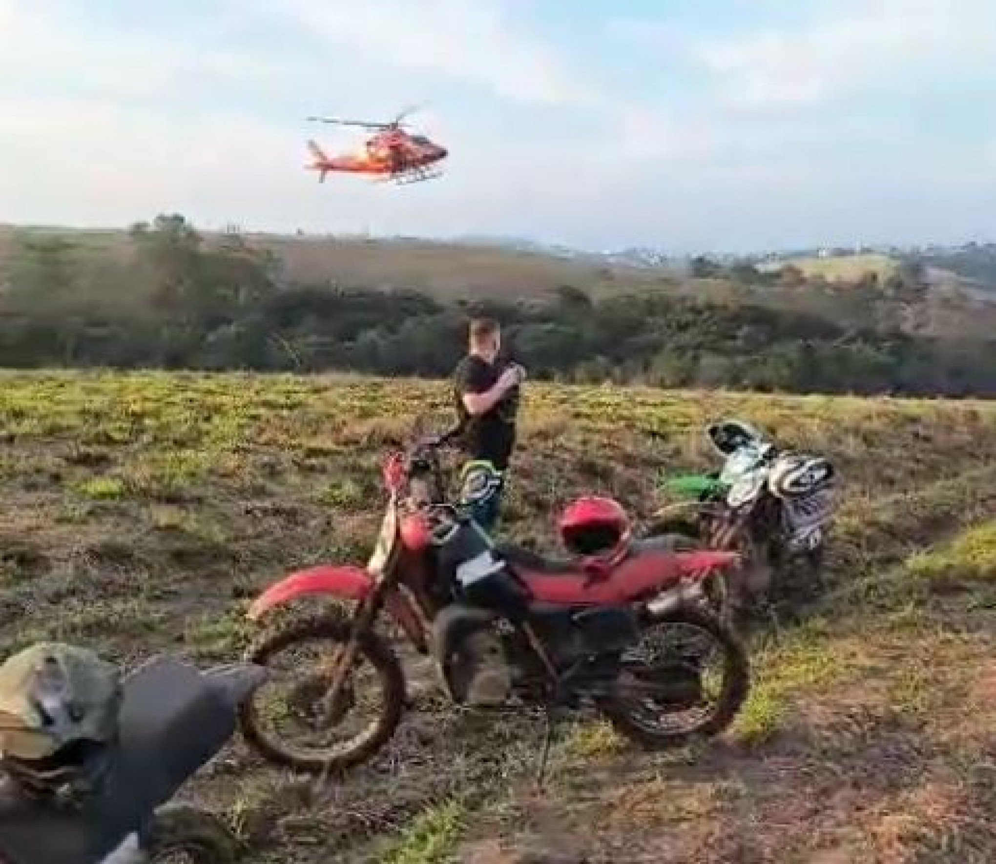 Veja o momento em que helicóptero dos bombeiros chega para resgatar motociclista ferido no Vale do Sinos