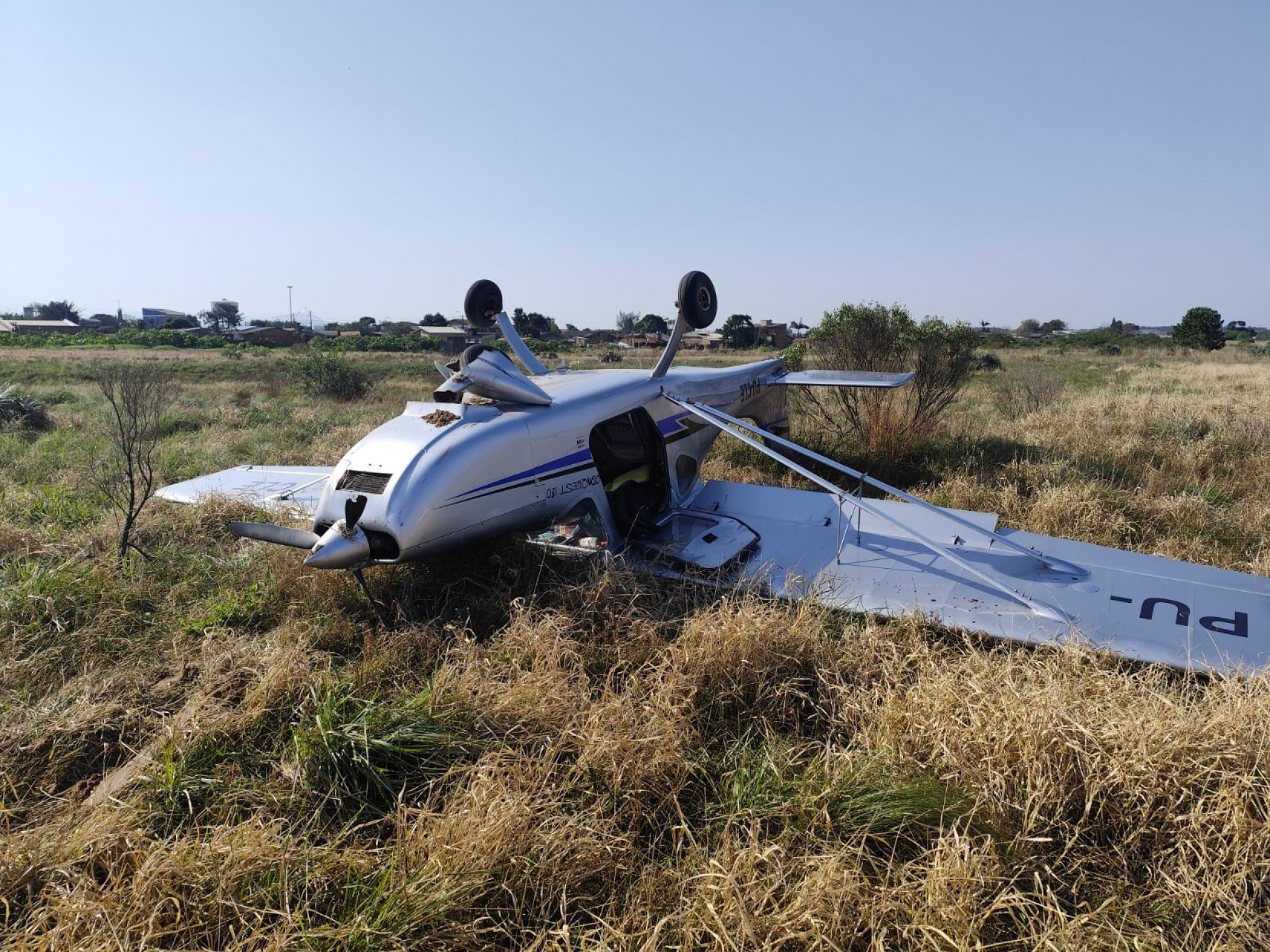 Pilotos ficam feridos após aeronave tombar em Osório