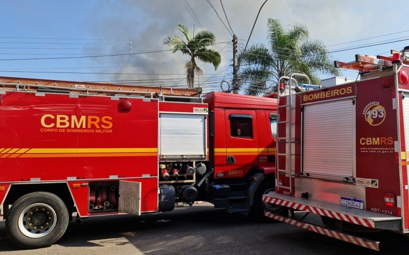 Ao menos três caminhões de bombeiros foram chamados 