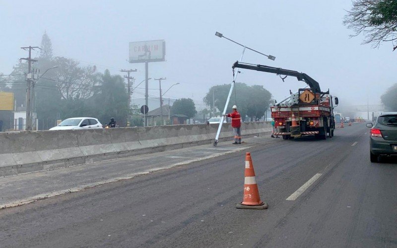 Instalação de postes na BR-116 em NH  | abc+