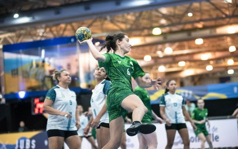 Time feminino de handebol da AECB/Feevale, juntamente com o masculino, defende o título dos JUGs | abc+