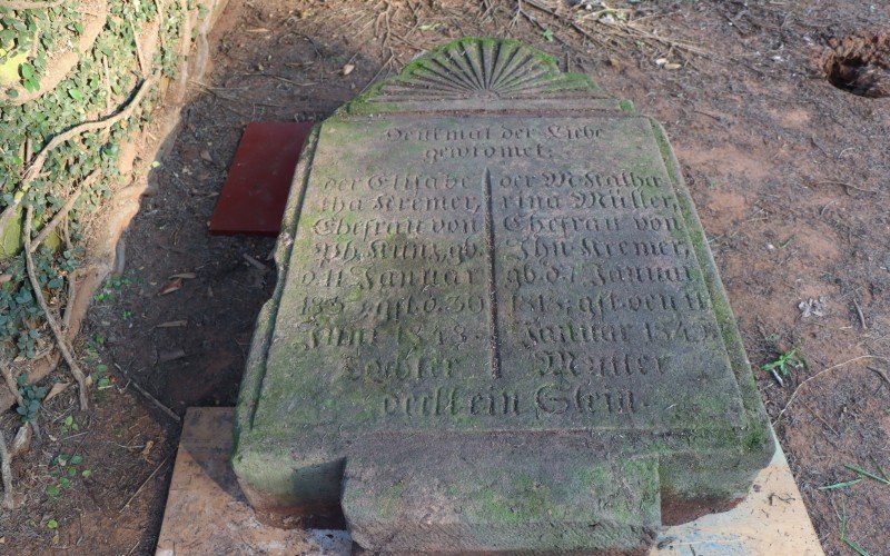 Monumento ao amor, dedicado à mãe e filha