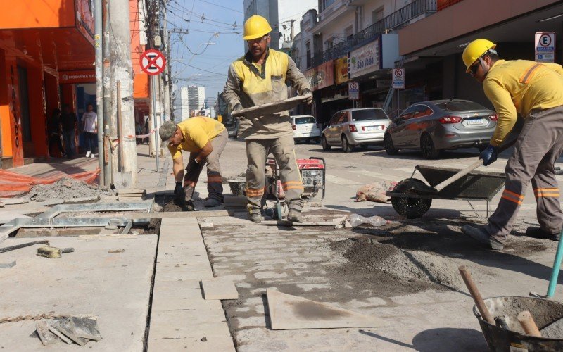 Durante a terça-feira, equipes também trabalhavam nas calçadas na segunda quadra