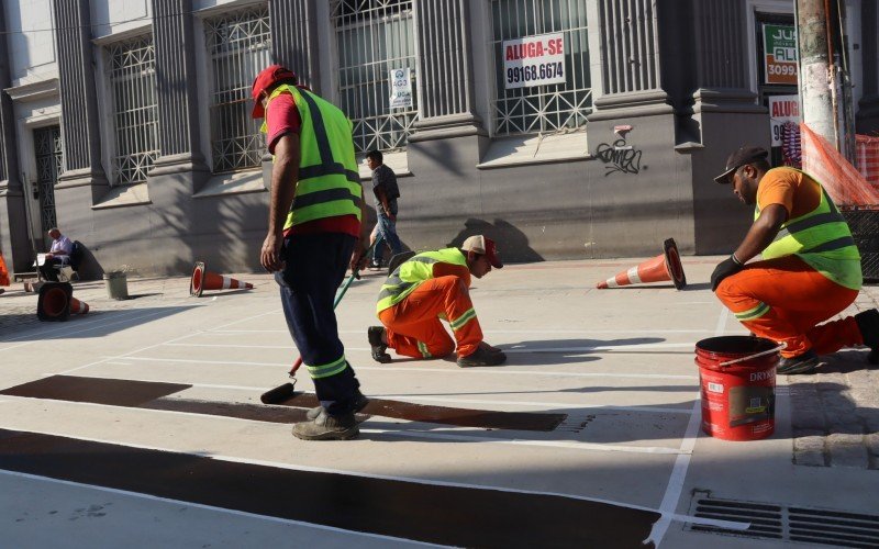 Na segunda quadra, faixas de pedestres foram pintadas nesta terça