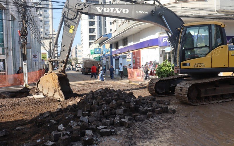 Esquina das ruas Independência e Presidente Rossevelt teve o trânsito bloqueado e pedras começaram a ser retiradas nesta terça-feira