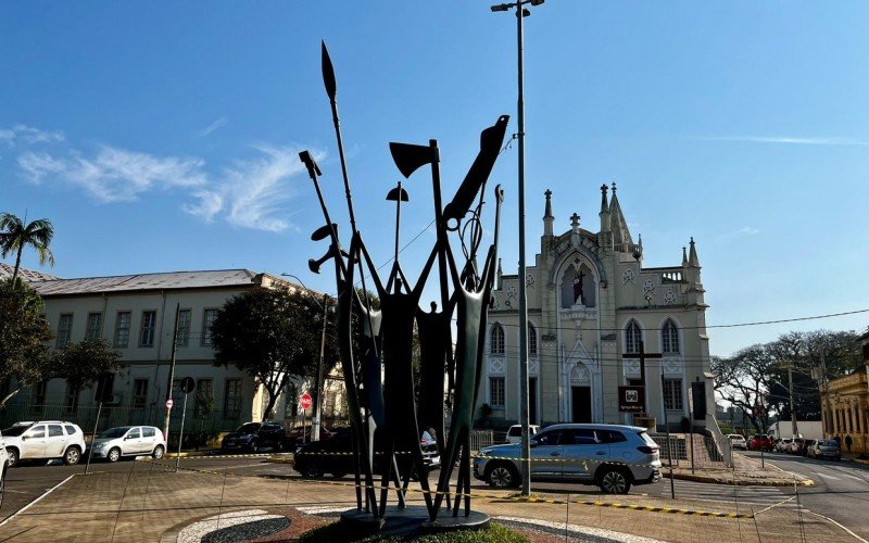 Monumento do Bicentenário fica na Praça Tiradentes 