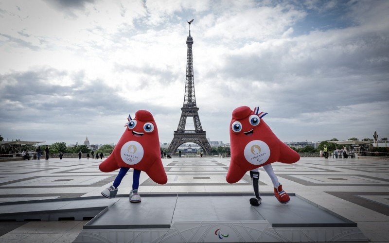 Mascote Phryges, olímpica e paralímpica, posam em Paris | abc+