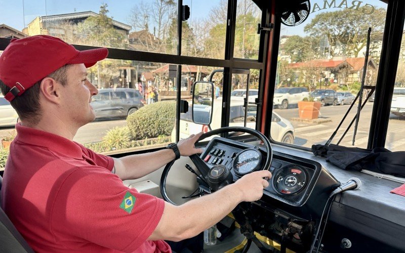 Josué Cardoso trabalha há 20 anos como motorista de ônibus turístico em Gramado