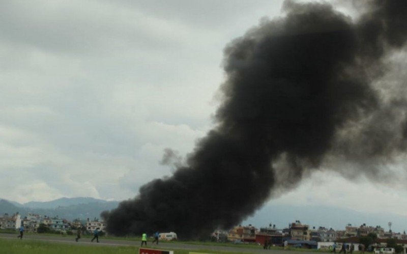 AviÃ£o cai apÃ³s decolagem no Nepal e somente piloto sobrevive | abc+