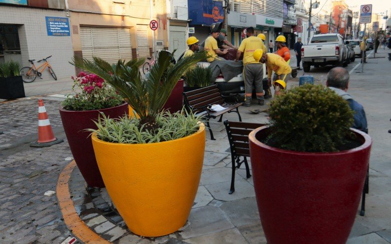 Vasos de flores foram posicionados na esquina da 2ª quadra