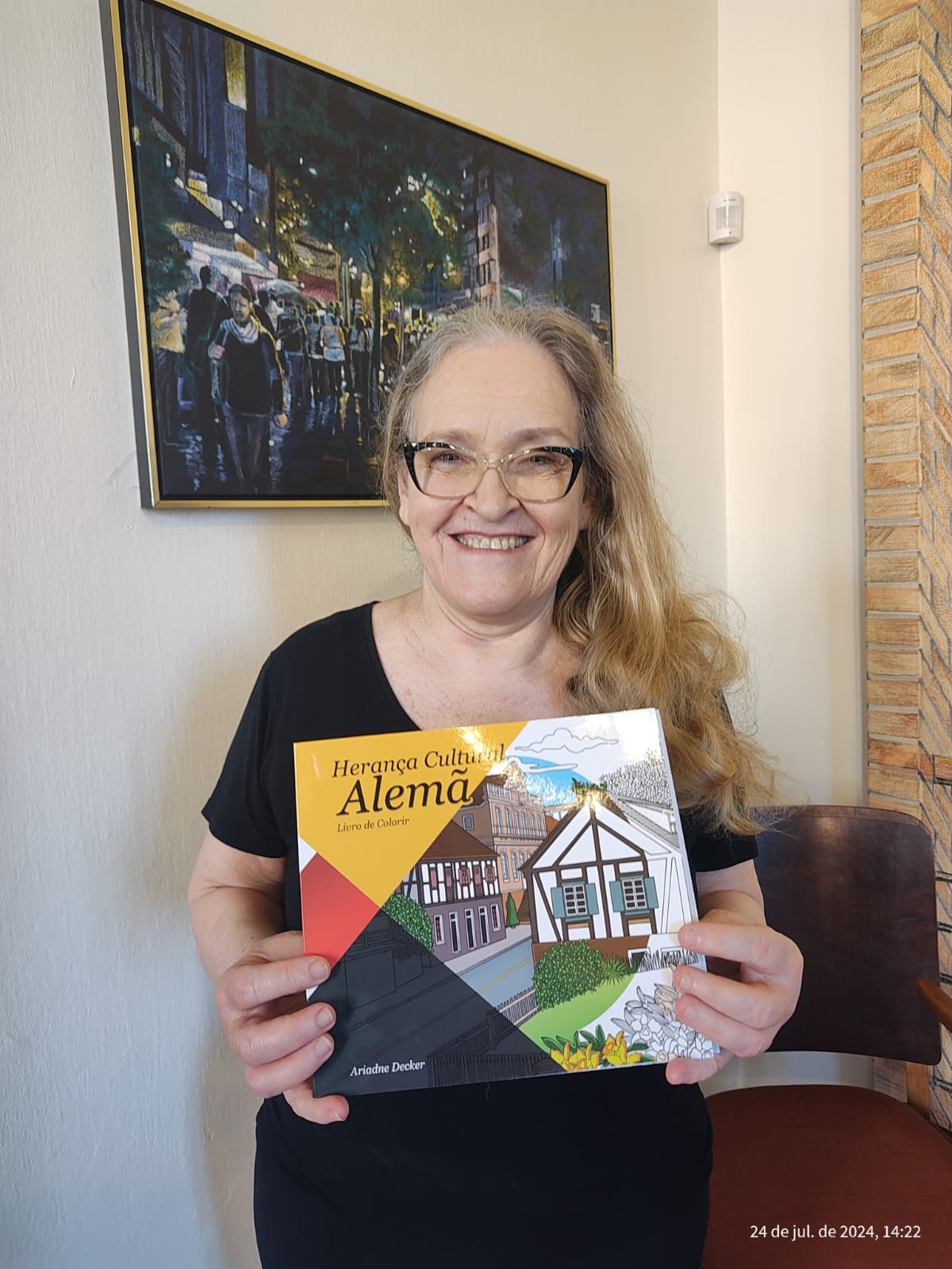 Ariadne Decker com seu novo livro de colorir | abc+