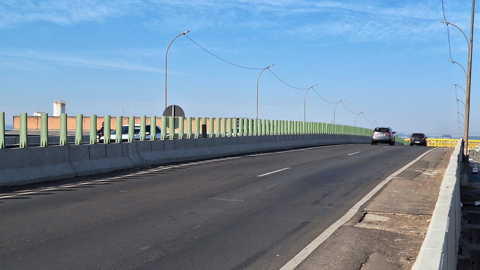 BR-116: Saiba para que servem as placas instaladas sobre muretas de proteção do viaduto da Scharlau