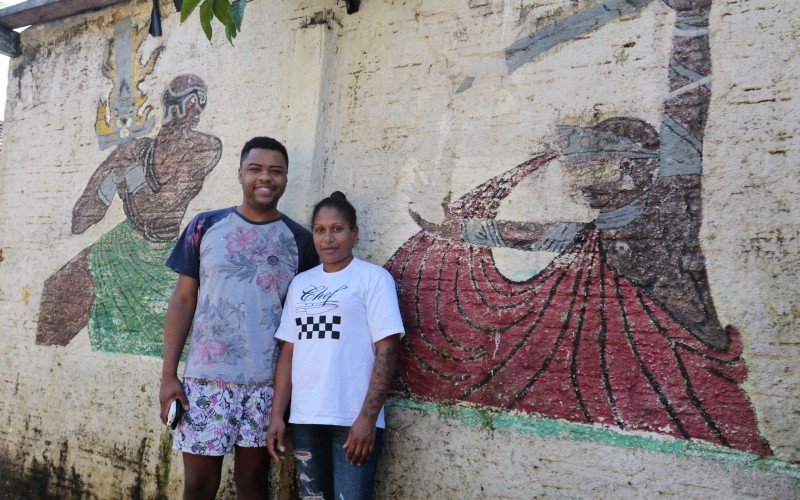 Giane e Eduardo mostram a parede que conserva história do quilombo