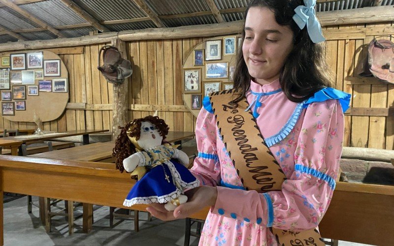 Prenda do CTG Manotaço, Sofia Block dos Santos com a boneca de pano