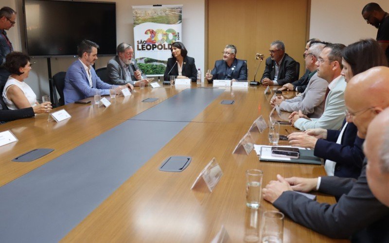 Comitiva da Alemanha foi recebida na sala de reuniões do gabinete do prefeito Ary Vanazzi