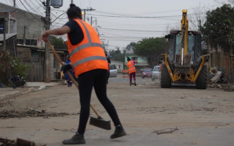 Limpeza nas vias ainda ocorre três meses depois da enchente, em Canoas