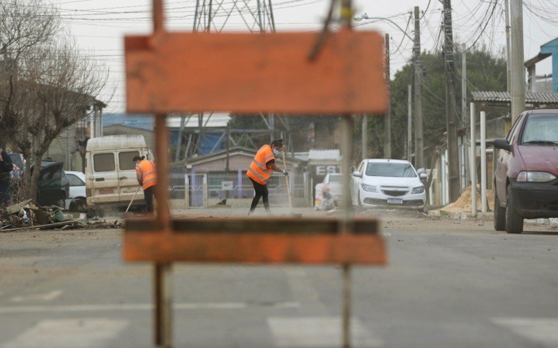 Homens, mulheres e máquinas trabalham muito, nesta quinta-feira (25), para garantir a conclusão da limpeza no Mathias Velho