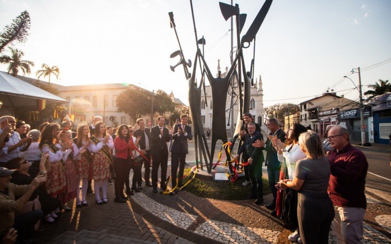 Monumento do Bicentenário foi inaugurado na tarde desta quinta-feira (25), em São Leopoldo