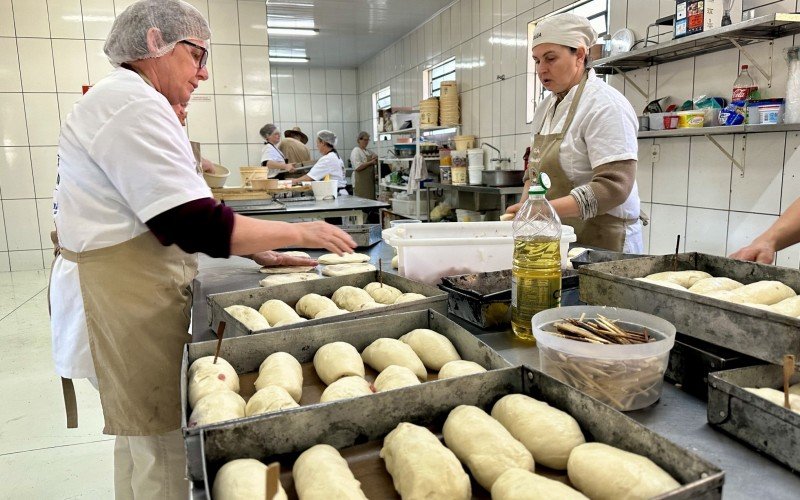 Cucas e pães são produzidos no local diariamente