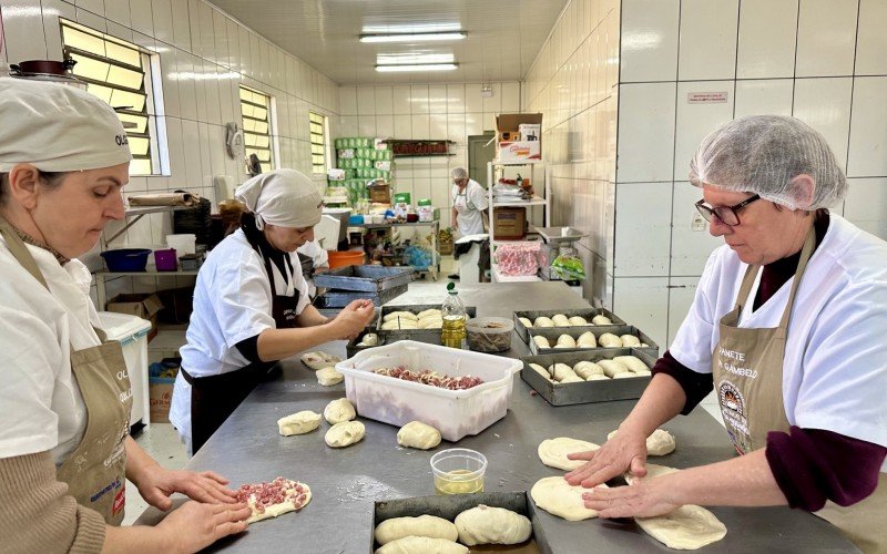 Cucas e pães são produzidos nos Fornos Coloniais de Gramado