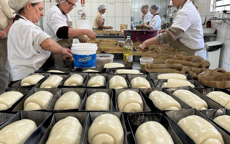 Cucas e pães são produzidos nos Fornos Coloniais de Gramado