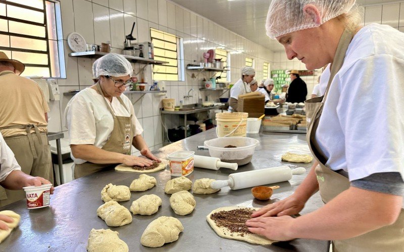 Cucas e pães são produzidos nos Fornos Coloniais de Gramado