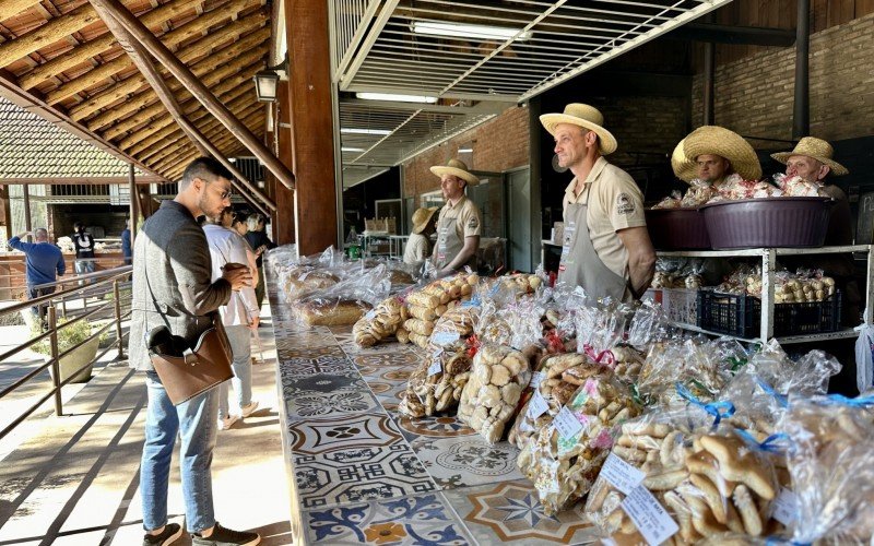 Turistas buscam por produtos coloniais no espaço