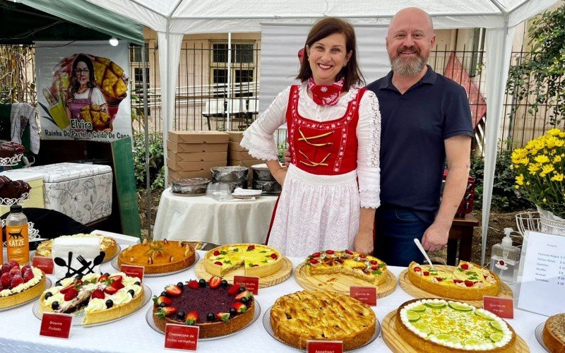 Ariane e Gustavo Becker vendem tortas no evento  