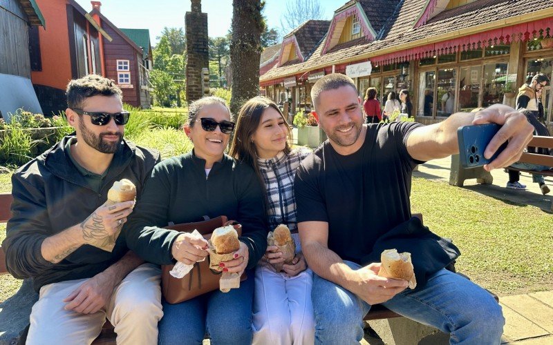 Pães e cucas fazem sucesso entre os turistas de Gramado