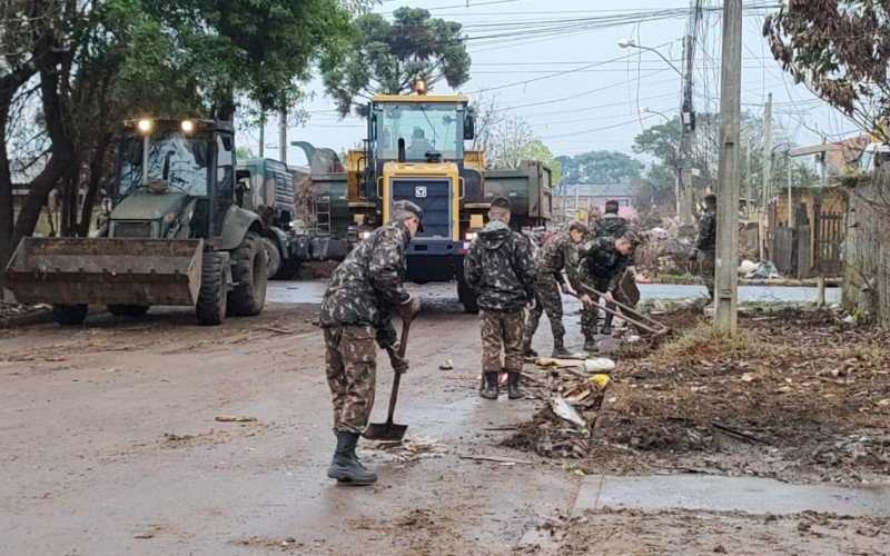 Militares participaram do trabalho de limpeza das vias