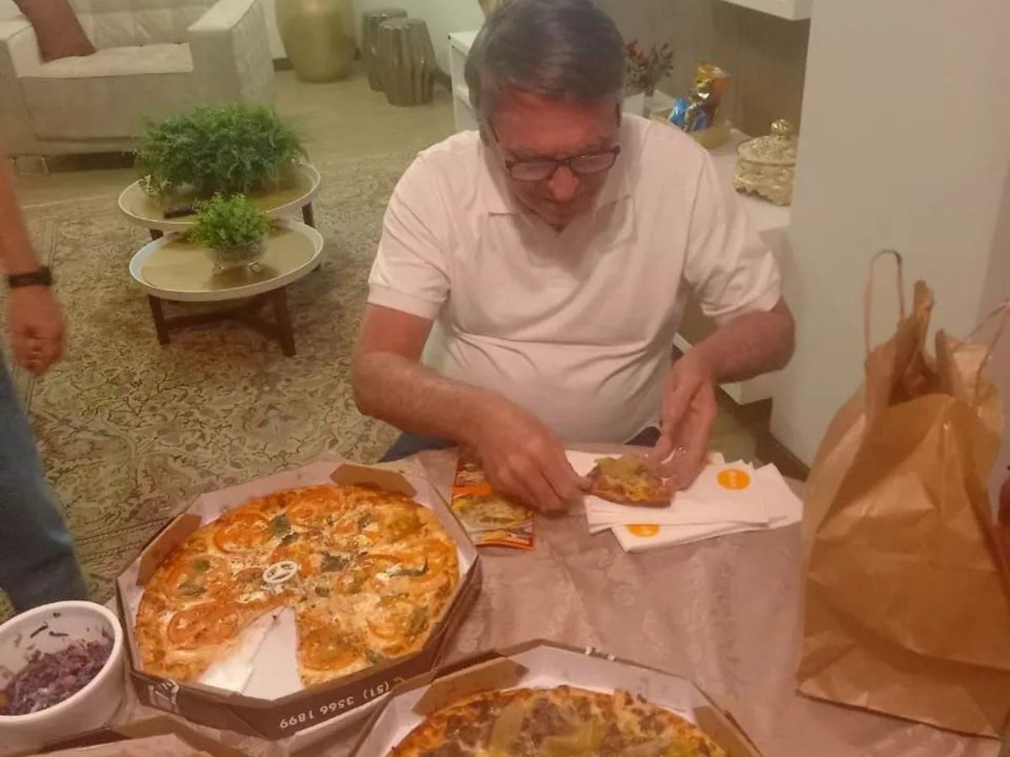 VÍDEO: Passagem de Bolsonaro por São Leopoldo teve pizza no jantar e café da manhã em hotel