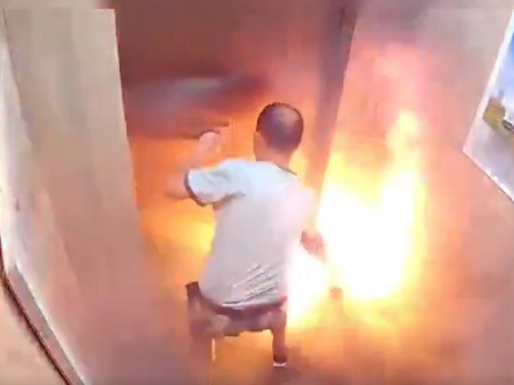 VÍDEO: Explosão de bateria de lítio mata homem dentro de elevador