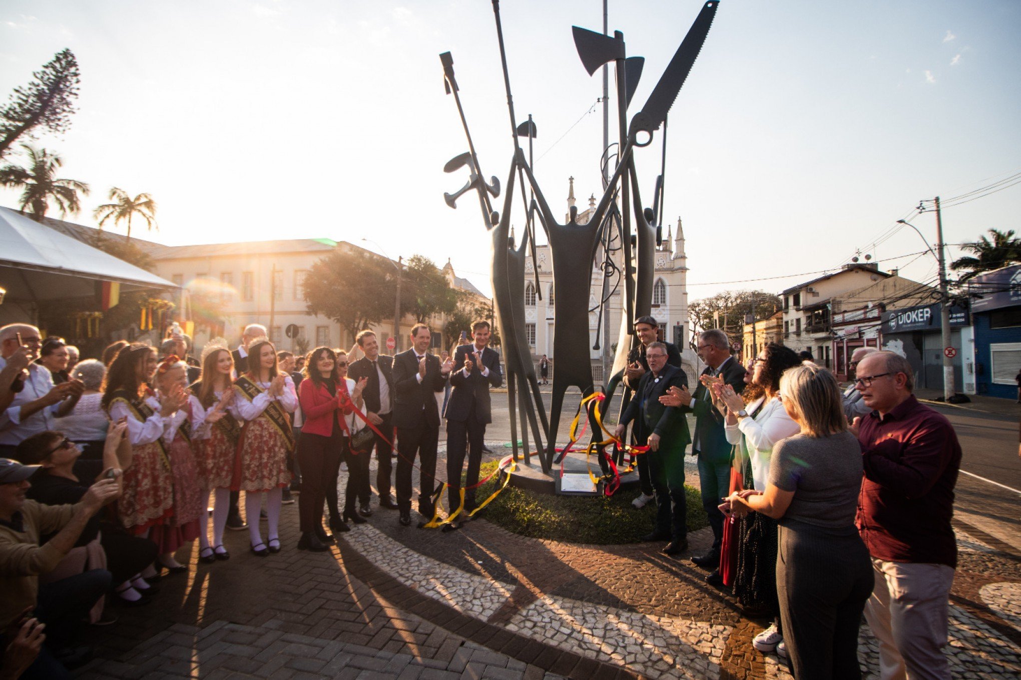 "Diversidade em 200 anos": Monumento pelo Bicentenário é inaugurado na Praça Tiradentes