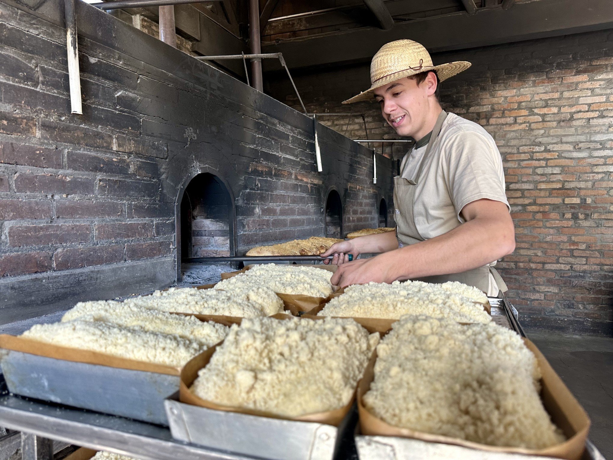 Pãezinhos com linguiça e cucas coloniais fazem sucesso na Praça das Etnias, em Gramado