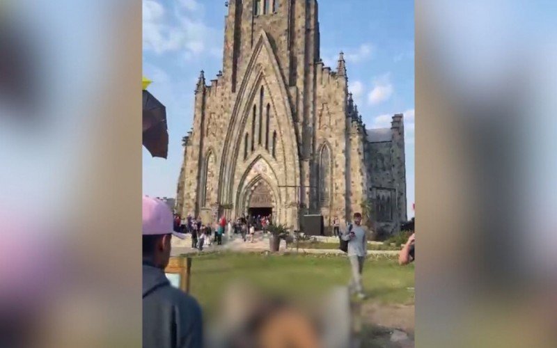 Homem foi morto a tiros em frente à Catedral de Pedra em Canela