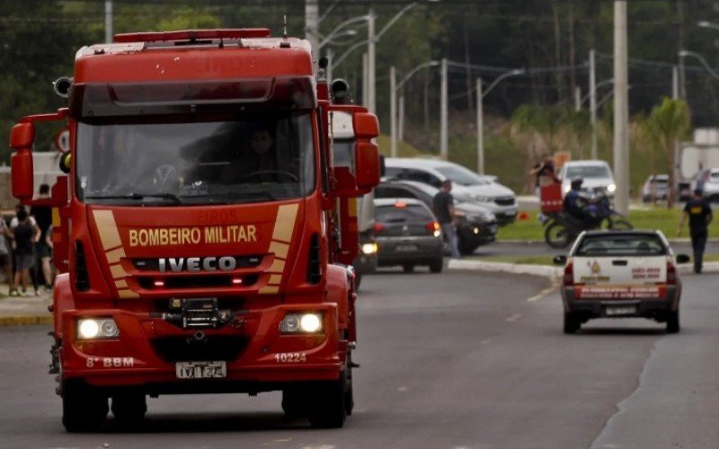 Corpo de Bombeiros voltou à área do incêndio na manhã desta sexta-feira (26)