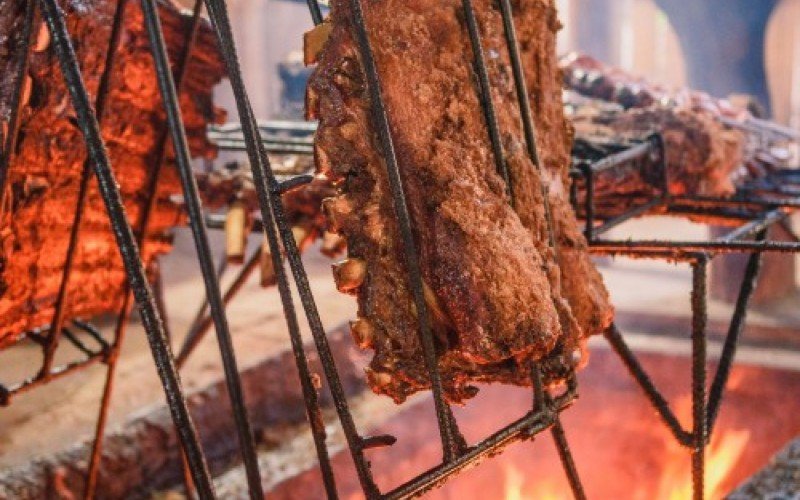 Passeio encerra com almoço, com direito a costelão na vala