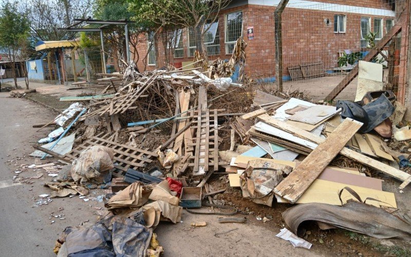 Em alguns bairros, como no São Miguel, entulhos ainda podem ser vistos nas ruas  