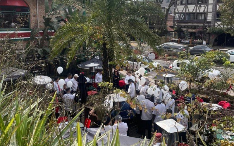 Colegas de trabalho prestam homenagem a mulher que morreu após ser atropelada por Kombi no Centro de Gramado 